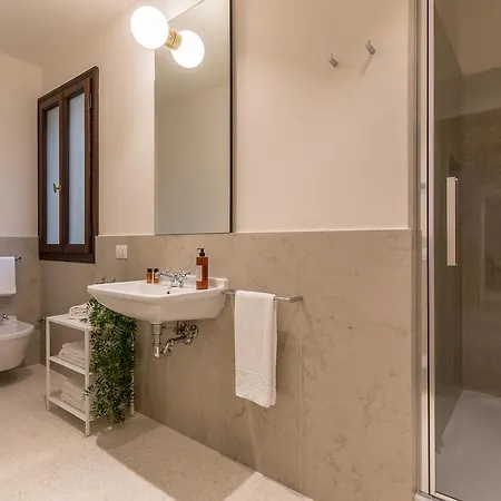 Sensale Design With Canal View Apartment Venedig